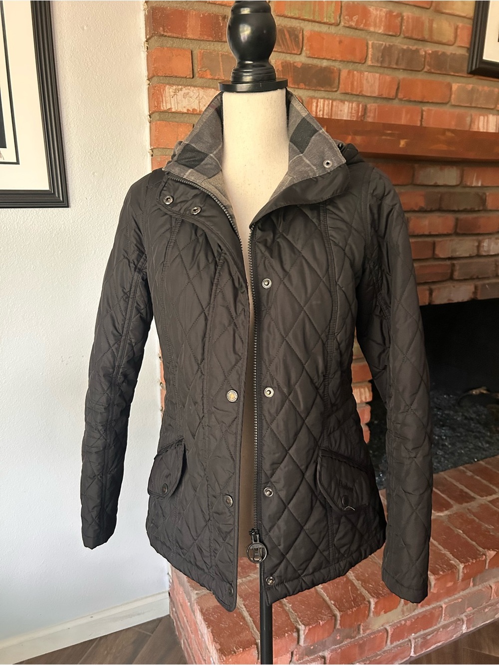 Barbour Ladie’s Millfire Quilted Jacket Plaid Lining in Grey Winter Tartan Sz 4